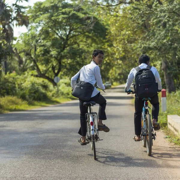 Vista Trasera Dos Escolares Montando Bicicletas Siem Reap Camboya — Foto de Stock