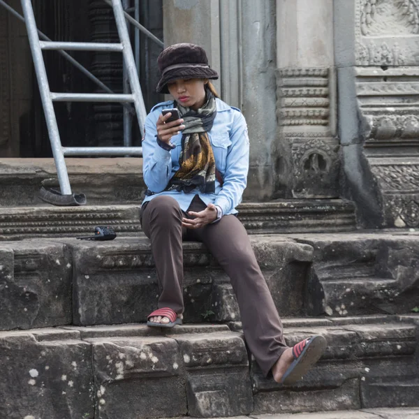 Женщина Смотрит Свой Мобильный Телефон Индуистском Храме Ангкор Ват Бантей — стоковое фото