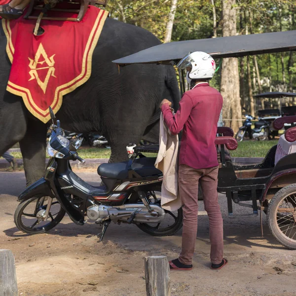 位于柬埔寨暹粒 Krong 的男子站在汽车人力车附近的后视图 — 图库照片