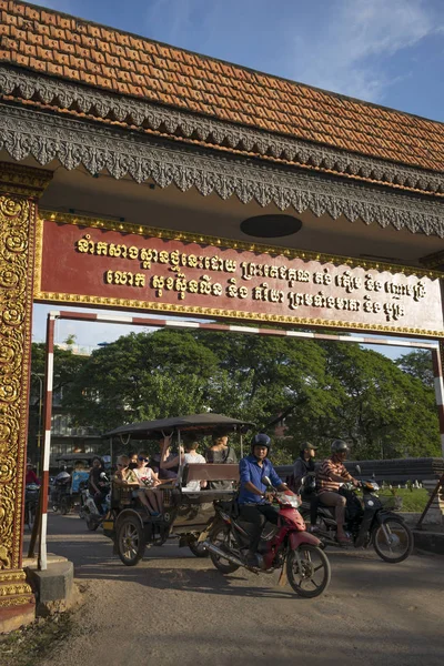 Verkeer Weg Onder Poort Krong Siem Reap Siem Reap Cambodja — Stockfoto