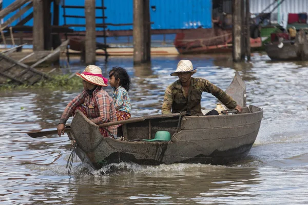 トンレサップ湖 カンポン カンポンプロック村 シェムリ アップ カンボジアでボートに乗る人 — ストック写真