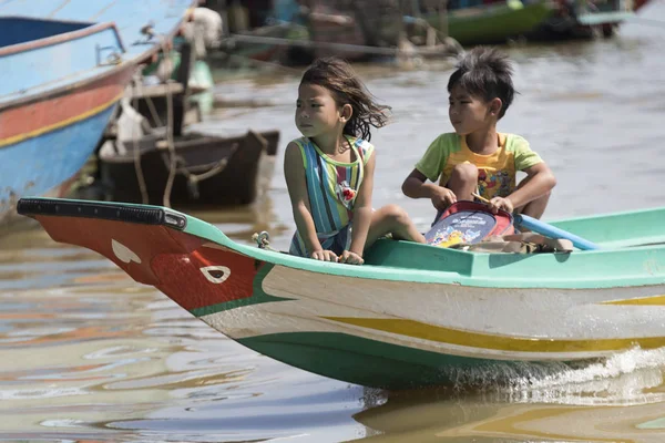 Kinderen Zitten Boot Verplaatsen Tonle Sap Meer Kampong Phluk Siem — Stockfoto
