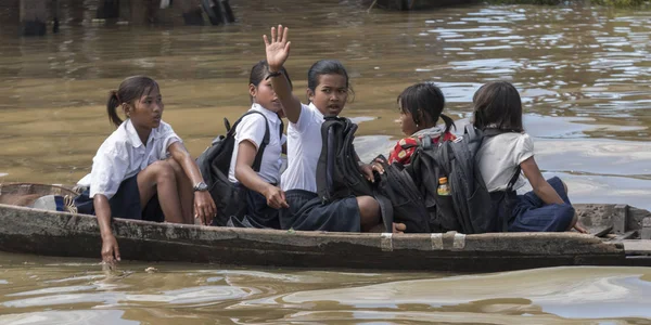 Uczniowie Drodze Szkoły Przez Łódź Jezioro Tonle Sap Kampong Phluk — Zdjęcie stockowe