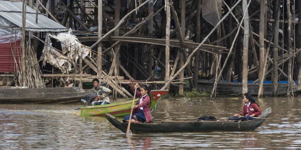 Vrouw Roeien Een Boot Tonle Sap Meer Kampong Phluk Siem — Stockfoto