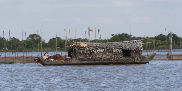 トンレサップ湖 カンポン カンポンプロック村 シェムリ アップ カンボジアの屋形船 — ストック写真