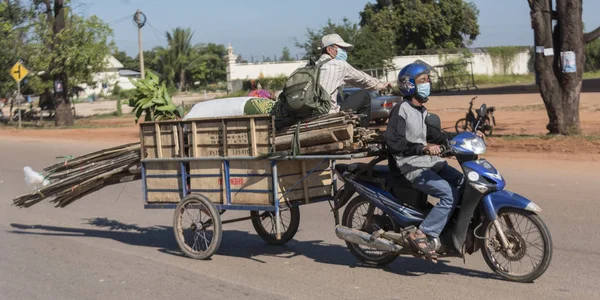 Carrinho Reboque Motocicleta Com Carga Siem Reap Camboja — Fotografia de Stock