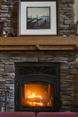 Odasında yanan odun olan bir şömine.