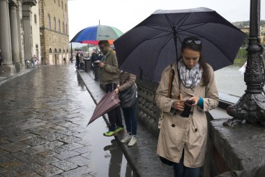 İnsanlar sokakta yağmur sırasında Ponte Vecchio, Florence, Toskana, İtalya ayakta