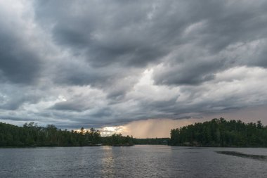 Gün batımında, Lake of The Woods, Ontario, Kanada Gölü nün doğal görünümü