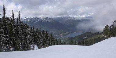 Göl kışın, Whistler, British Columbia, Kanada Dağları ile yüksek açılı görünüş