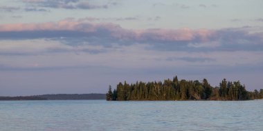 Gün batımında, Lake of The Woods, Ontario, Kanada Gölü nün doğal görünümü