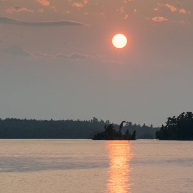 Gün batımında, Lake of The Woods, Ontario, Kanada Gölü nün doğal görünümü