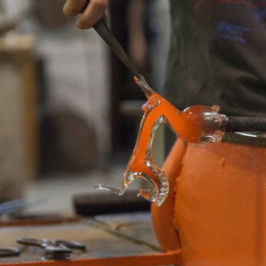 Erimiş cam cam fabrikası, Murano, Venedik, Veneto, İtalya bir cımbız kullanarak çalışan adam