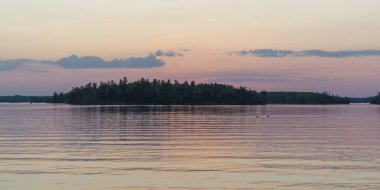 Gün batımında, Lake of The Woods, Ontario, Kanada Gölü nün doğal görünümü