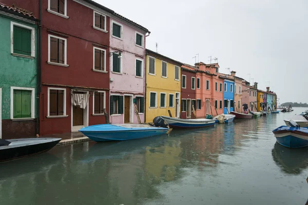 Boats Moored Canal Houses Burano Venice Veneto Italy — Stock Photo, Image