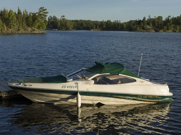 Båten Ligger Förtöjd Vid Brygga Lake Woods Ontario Kanada — Stockfoto