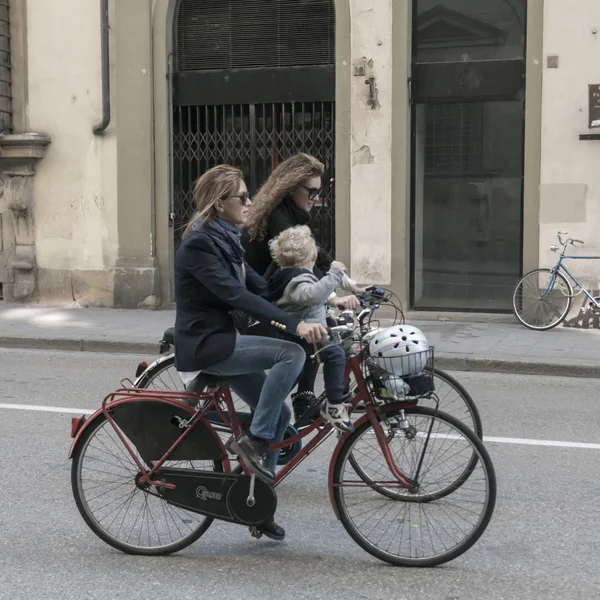 Mujeres Jóvenes Bicicleta Calle Florencia Toscana Italia — Foto de Stock