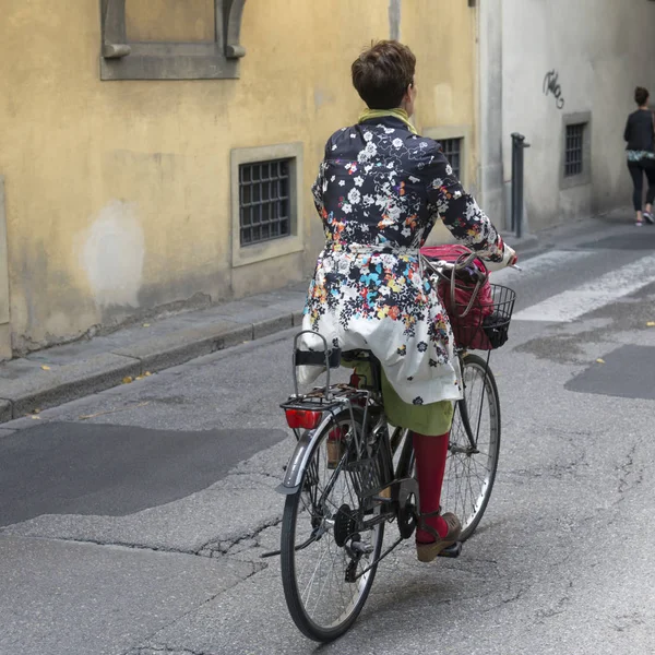 Vista Trasera Una Mujer Montando Bicicleta Calle Florencia Toscana Italia — Foto de Stock