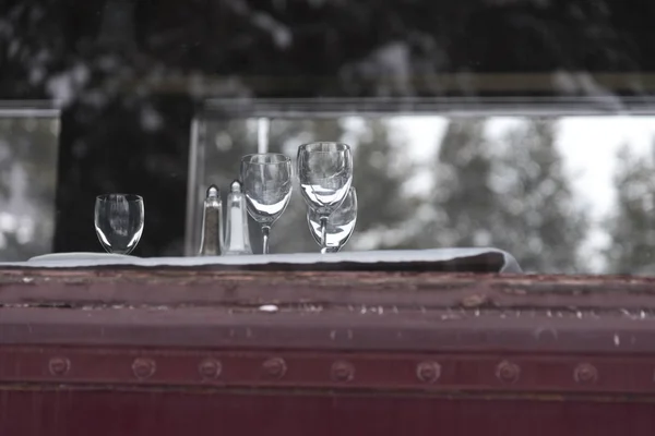 Üres Wineglasses Látott Egy Ablakon Kanadai Csendes Óceán Vonat Banff — Stock Fotó