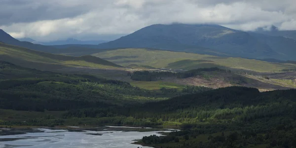 Malebný Pohled Krajiny Horami Proti Zatažené Obloze Skotská Vysočina Skotsko — Stock fotografie