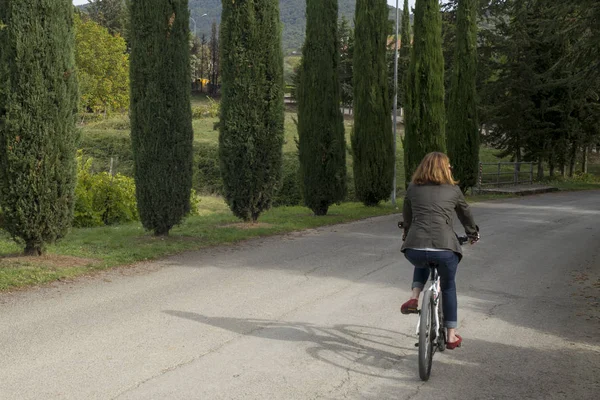 Mujer Feliz Montando Una Bicicleta Camino Del Campo Chianti Toscana — Foto de Stock