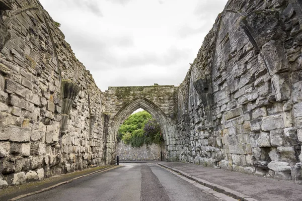 Road Passing Stone Wall Arch Andrews Fife Escócia — Fotografia de Stock