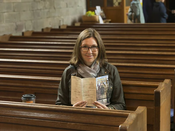 Donna Felice Che Tiene Opuscolo Alla Cattedrale Dunkeld Dunkeld Perth — Foto Stock