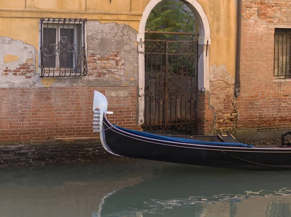 Gondola Boat Moored Canal House Venice Veneto Italy — Stock Photo, Image