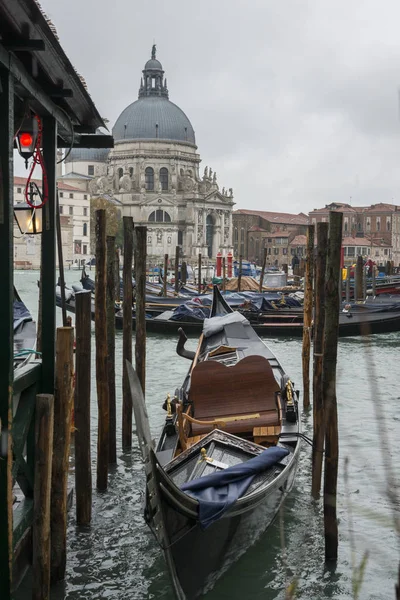 Gondolas Moored Grand Canal Santa Maria Della Salute Background Venice — Stock Photo, Image