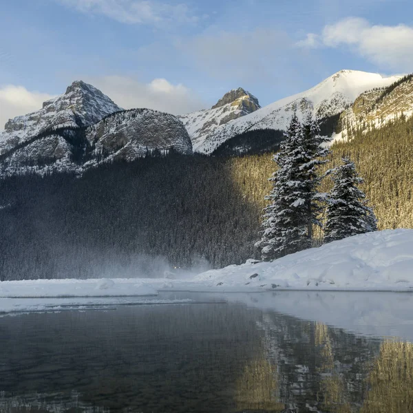 Fluxo Com Montanhas Cobertas Neve Lago Louise Parque Nacional Banff — Fotografia de Stock