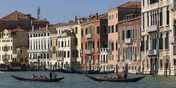 Boats Sailing Canal Buildings Venice Veneto Italy — Stock Photo, Image