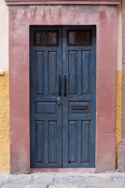 Puerta de entrada de una casa, Zona Centro, San Miguel de Allende , — Foto de Stock