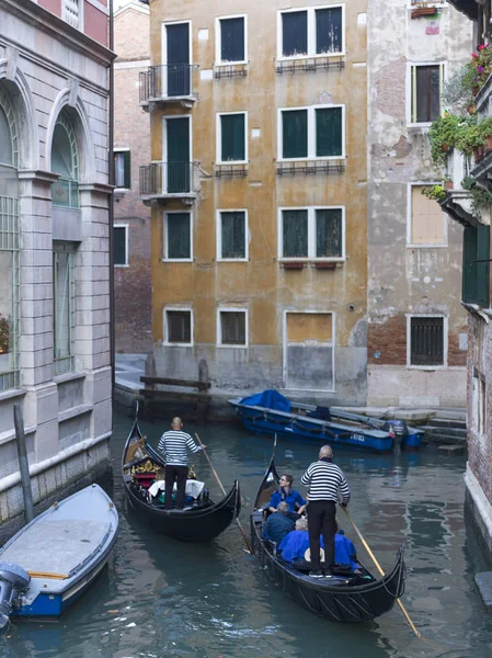 Gondola Che Naviga Sul Canale Edifici Venezia Veneto Italia — Foto Stock