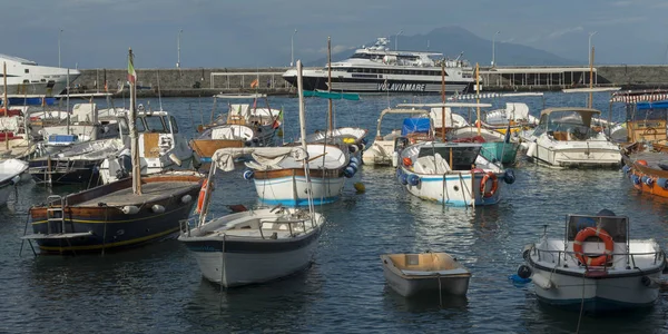 Лодки Пришвартованы Гавани Капри Кампания Италия — стоковое фото