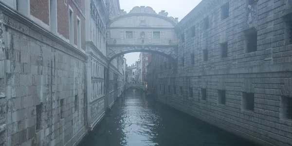 ため息橋 サンタ クローチェ ヴェネツィア ヴェネト イタリアと運河の両側を家します — ストック写真