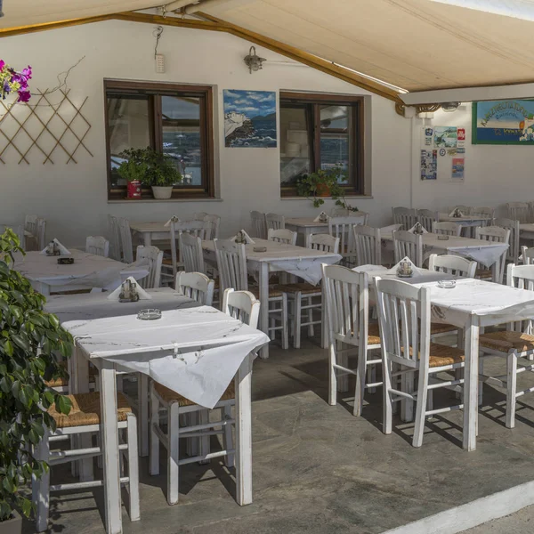 空の椅子とテーブル レストラン テサリア Sterea Ellada スコペロス島 ギリシャ — ストック写真