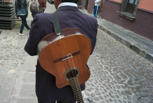 Vista Trasera Hombre Con Guitarra Una Calle San Miguel Allende — Foto de Stock