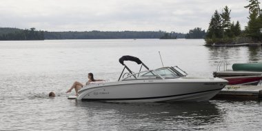Tekne palamarla iskelede, Lake Of The Woods, Ontario, Kanada