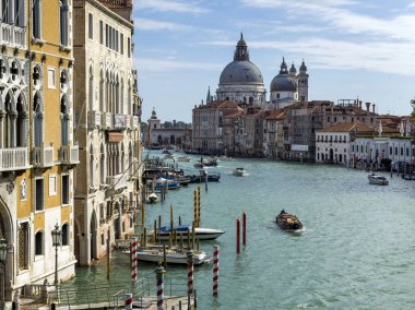 Arka planda, Venedik, Veneto, İtalya Grand Canal Santa Maria Della Salute ile içinde demirleyen gondol
