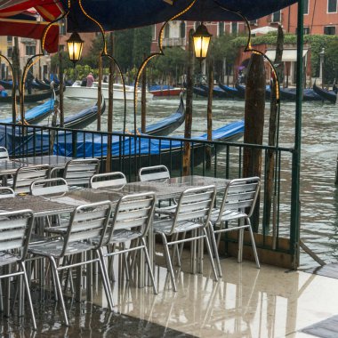 Sandalye ve masa kaldırım Café üzerinde Grand Canal, Venice, Veneto, İtalya