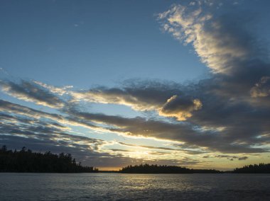 Gün batımında, Lake of The Woods, Ontario, Kanada Gölü nün doğal görünümü
