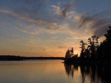 Gün batımında, Lake of The Woods, Ontario, Kanada Gölü nün doğal görünümü