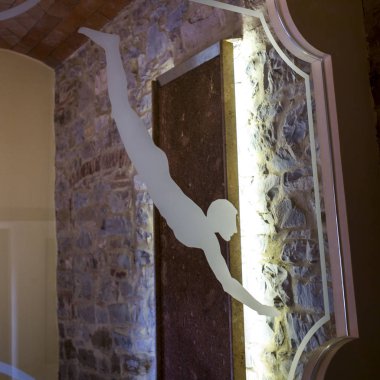 arka ışıklandırma tahtası sokaktan pencereye görünür