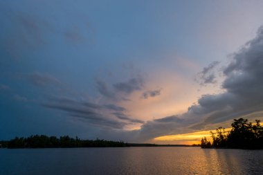 Gün batımında, Lake of The Woods, Ontario, Kanada Gölü nün doğal görünümü