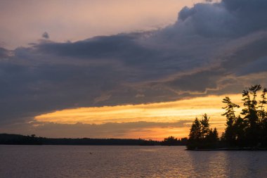 Gün batımında, Lake of The Woods, Ontario, Kanada Gölü nün doğal görünümü