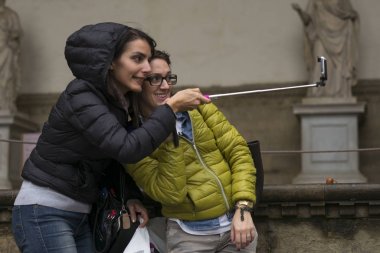 Bayan arkadaş selfie fotoğraf makinesi telefon ile Piazza della Signoria, Florence, Toskana, İtalya adlı alarak