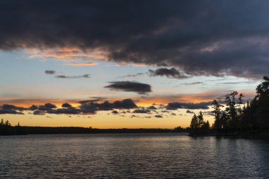 Gün batımında, Lake of The Woods, Ontario, Kanada Gölü nün doğal görünümü