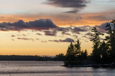 Gün batımında, Lake of The Woods, Ontario, Kanada Gölü nün doğal görünümü