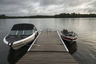 İskelede, Lake Of The Woods, Ontario, Kanada demirleyen tekneleri