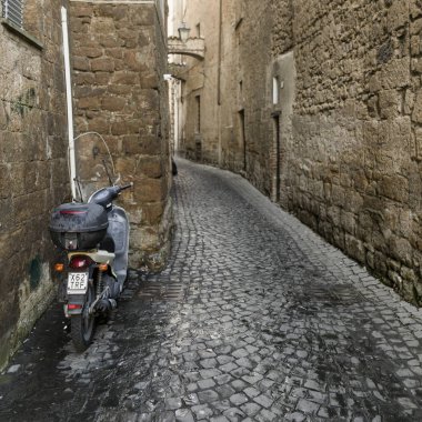 Görünümünü bir scooter bir alley, Orvieto, Terni eyaletinde, Umbria, İtalya